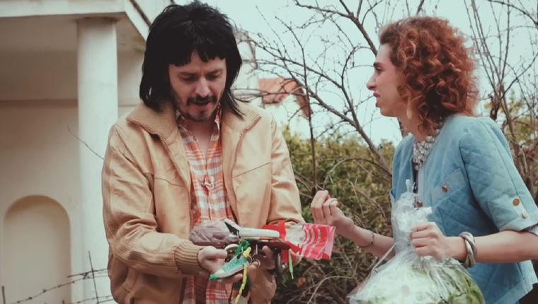 TOTE VS ΤΩΡΑ: Η νέα σειρά Τσουβέλα-Χαραλαμπούδη έχει trailer