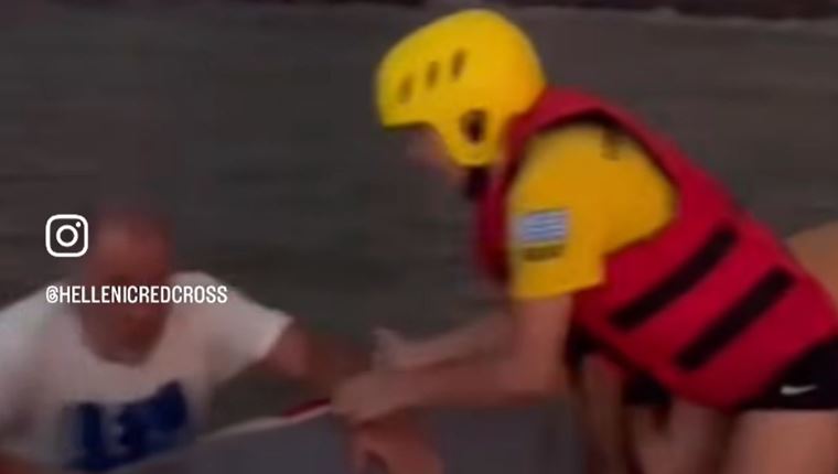 Καρέ-καρέ επιχείρηση διάσωσης από εθελοντές στις φωτιές της Αχαΐας (βίντεο)