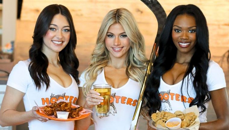 Κλείνουν τα εστιατόρια Hooters-Γνωστά για την εξυπηρέτηση με τα &quot;καυτά&quot; κορίτσια τους