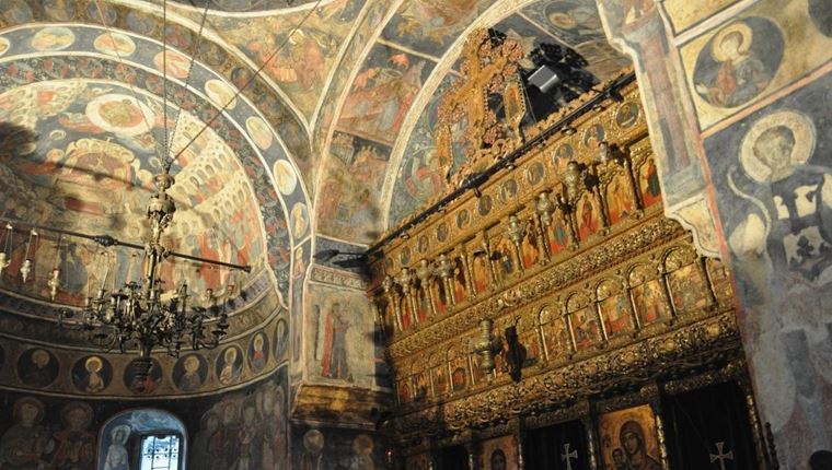 Δεκάδες πιστοί έσπασαν την καραντίνα σε εκκλησία της Πάτρας