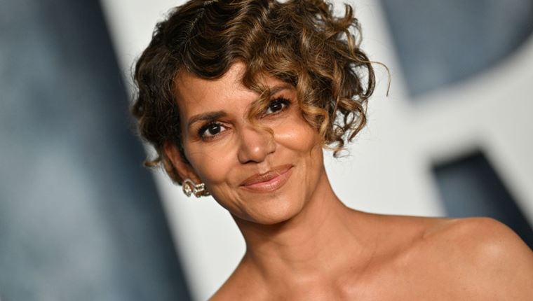 Halle Berry με μπικίνι για να μπει καλά ο Οκτώβριος