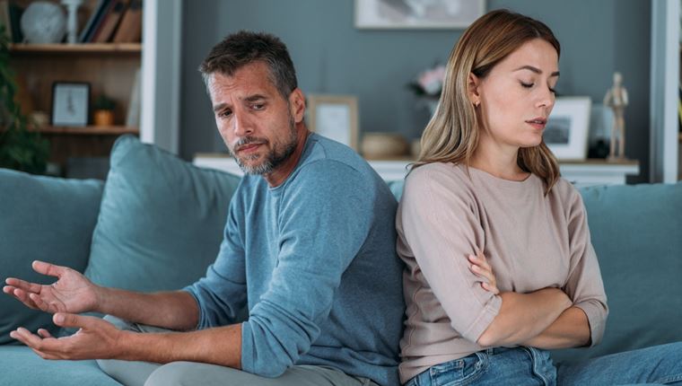 Τι είναι το negging και πώς μπορεί να καταστρέψει μια σχέση