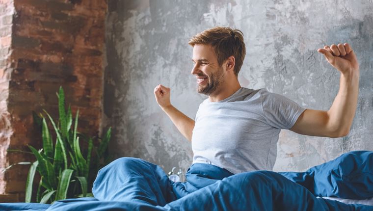 Τι ώρα πρέπει να ξυπνάς για να είσαι ευτυχισμένος, σύμφωνα με την επιστήμη