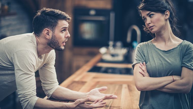 Πέντε σημάδια που δείχνουν ότι το ταίρι σου μάλλον σε απατάει