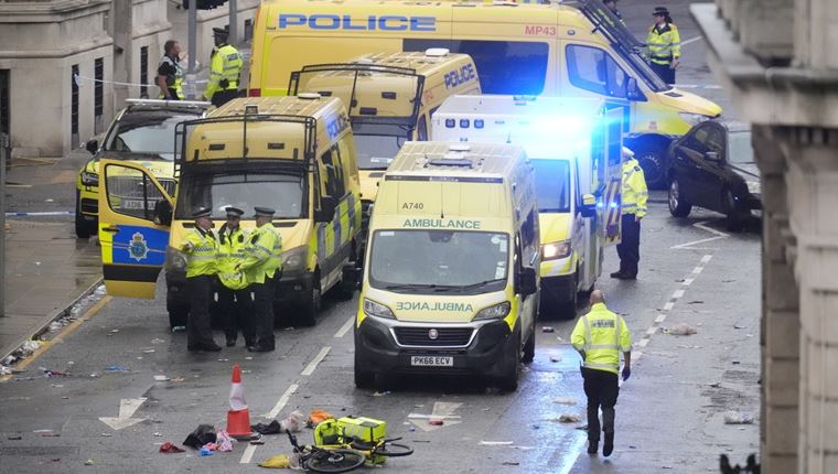 Η στιγμή που αυτοκίνητο πέφτει πάνω σε οπαδούς της Liverpool (video)