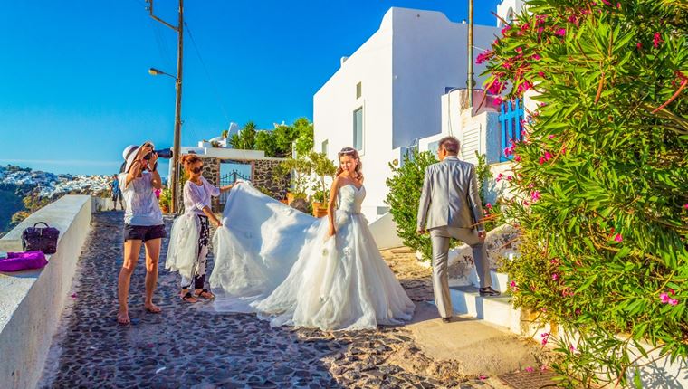 Πόσα χρήματα ξοδεύουν οι Έλληνες για να ταξιδέψουν για έναν γάμο