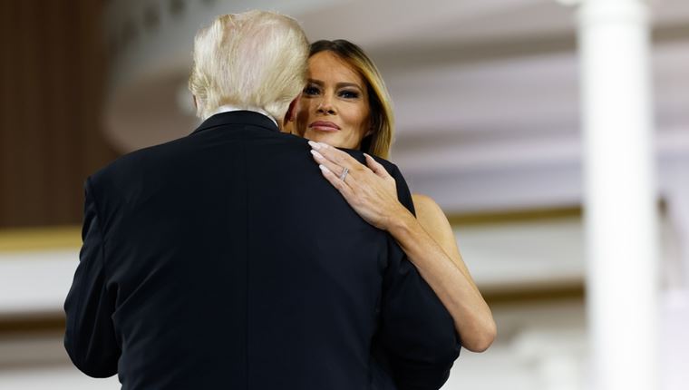 Τι ψιθύριζαν μεταξύ τους ο Donald με τη Melania Trump στον χορό