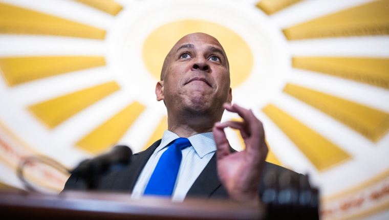 Γερουσιαστής των ΗΠΑ έσπασε ρεκόρ με 25ωρη ομιλία κατά του Trump