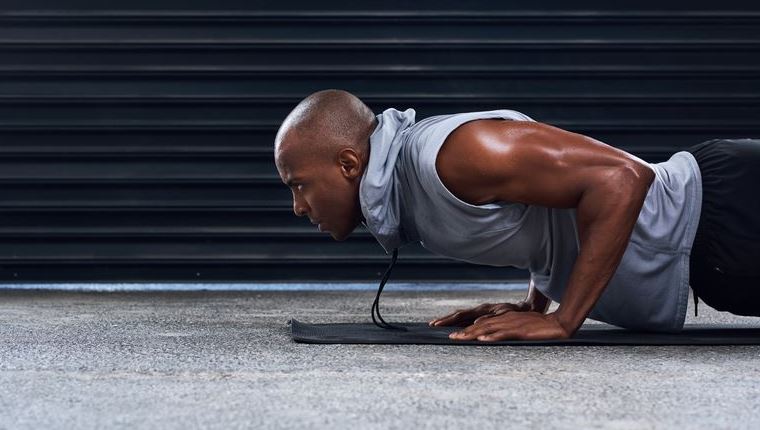 Push ups χωρίς βάρη για τεράστιο στέρνο