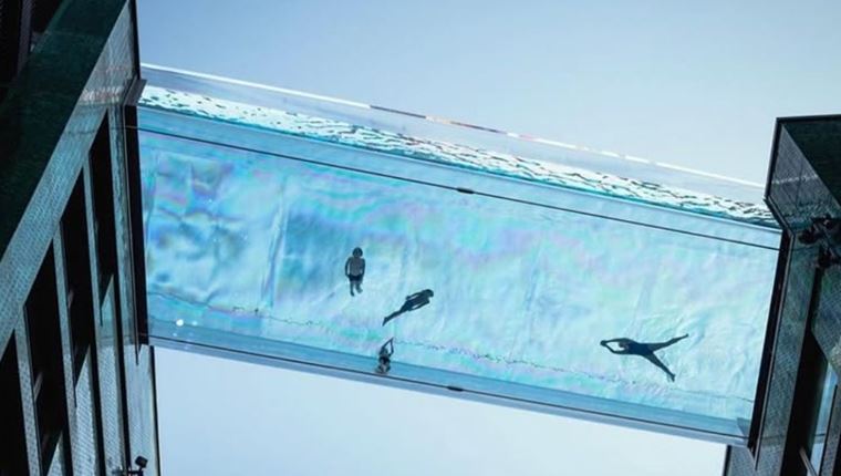 Αυτή η πισίνα κρέμεται ανάμεσα σε δυο ουρανοξύστες (video)