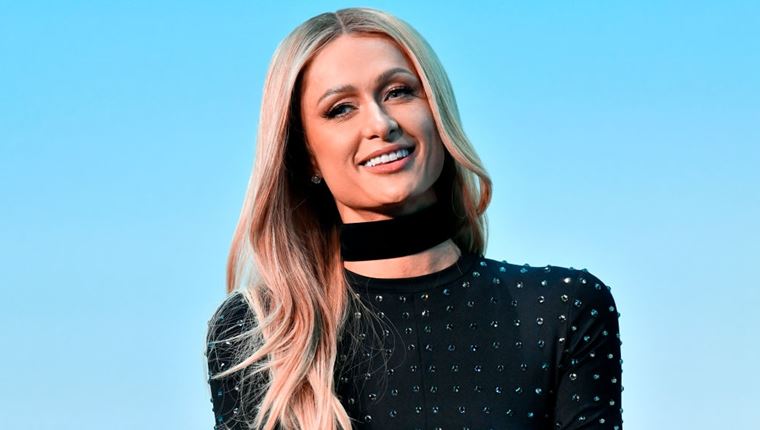 Η Paris Hilton μάζεψε $1 εκατ. για τους πυρόπληκτους στο Λος Άντζελες, αφού έχασε το δικό της σπίτι