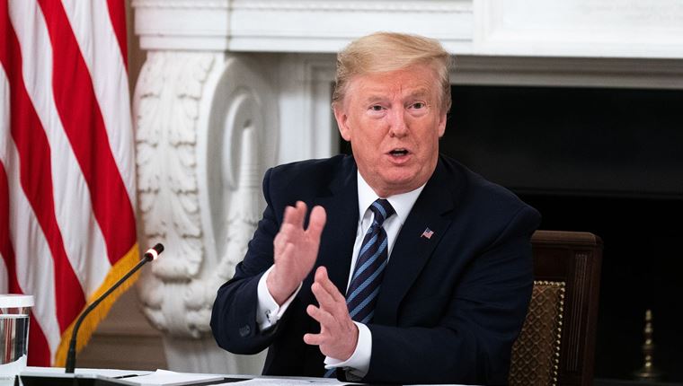 O Donald Trump πιστεύει ότι ο κορονοϊός θα εξαφανιστεί χωρίς εμβόλιο