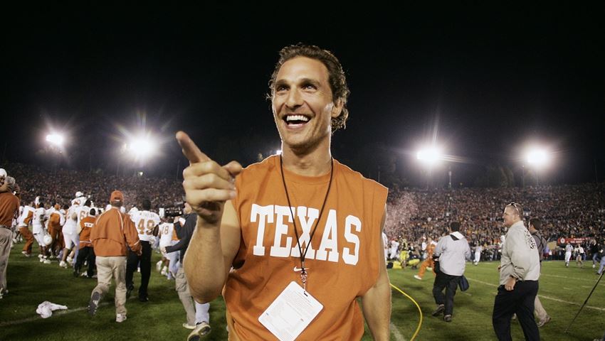 Πώς ο Matthew McConaughey παραμένει κομμάτια στα 56