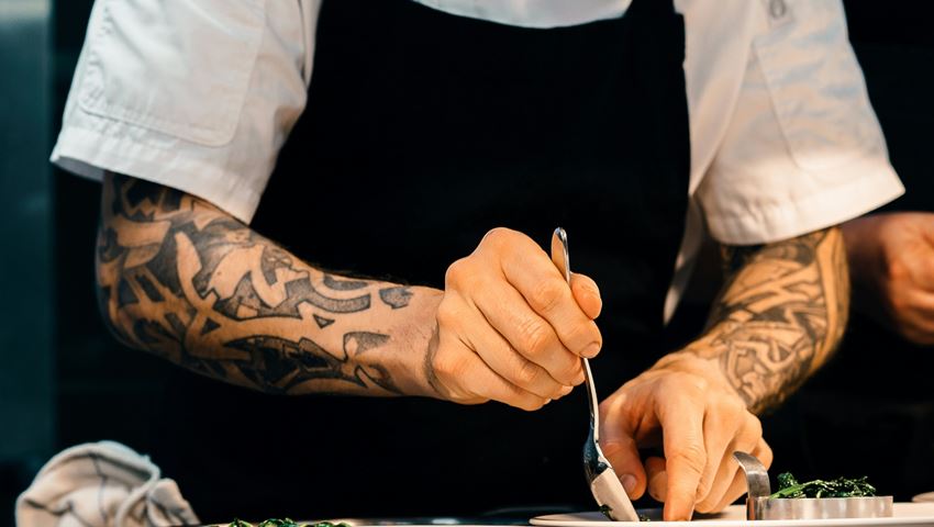 Ποιος είναι ο πασίγνωστος τηλεοπτικός σεφ που οδηγείται στη φυλακή για χρέη στο Δημόσιο