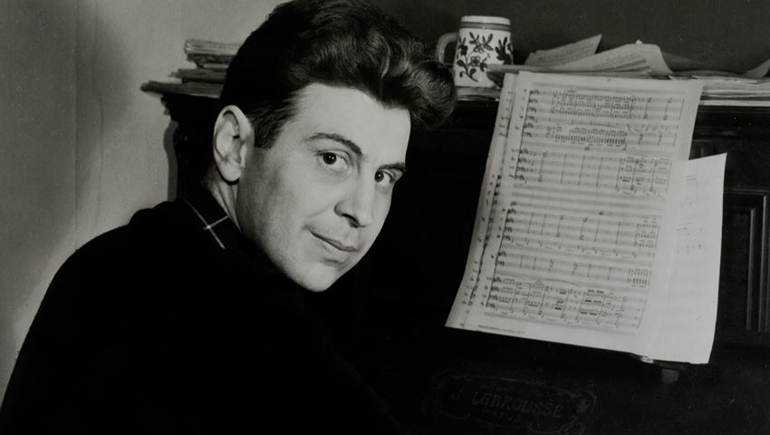 H ζωή του Μίκη Θεοδωράκη έγινε σειρά