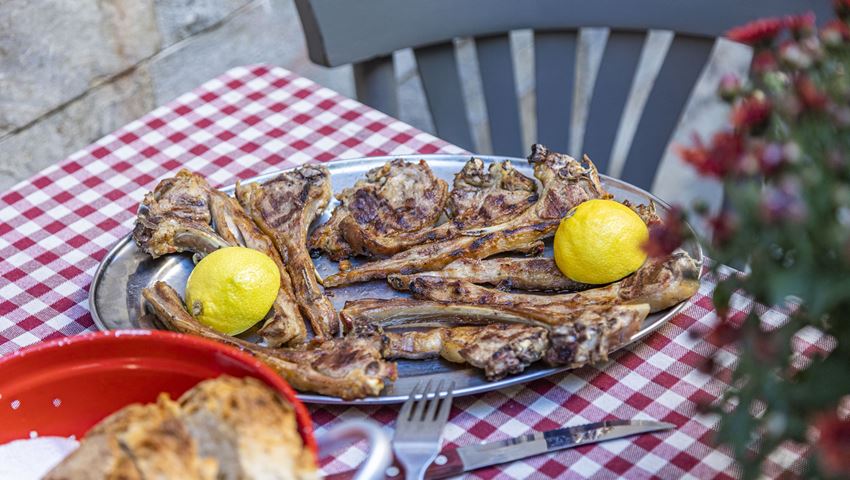 Σε αυτές τις ταβέρνες οι Αθηναίοι επιστρέφουν ξανά και ξανά