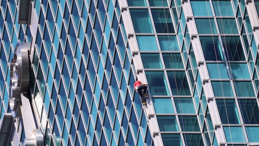 Ο θρύλος Alex Honnold σκαρφάλωσε κτίριο 101 ορόφων χωρίς καμία ασφάλεια