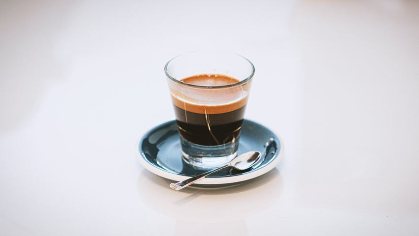 Ο λόγος που ένας εσπρέσο είναι σημαντικός πριν από το γυμναστήριο