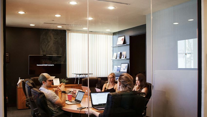 Γιατί η Gen Z είναι καταδικασμένη, σύμφωνα με πολλούς οικονομολόγους