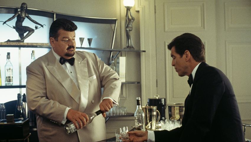 Γιατί ο James Bond πίνει το Martini του κουνημένο και όχι ανακατεμένο