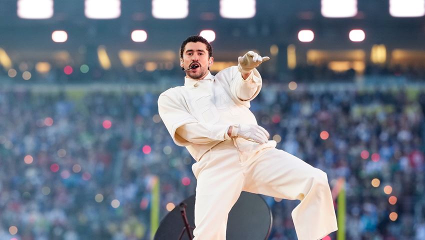 Ποιο ήταν το χρυσό ρολόι που φόρεσε ο Βad Bunny στο Super Bowl και το ψάχνουν όλοι