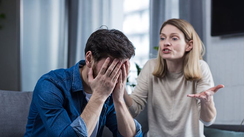 10 σημάδια ότι η σύντροφός σου δεν σε σέβεται πια