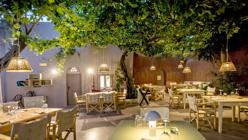 Tο πιο κινηματογραφικό εστιατόριο της Τήνου σερβίρει για ένα βράδυ στη Γλυφάδα