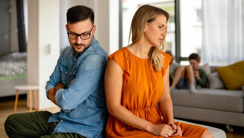 Τι είναι το phubbing και γιατί οδηγεί σε όλο και περισσότερους χωρισμούς