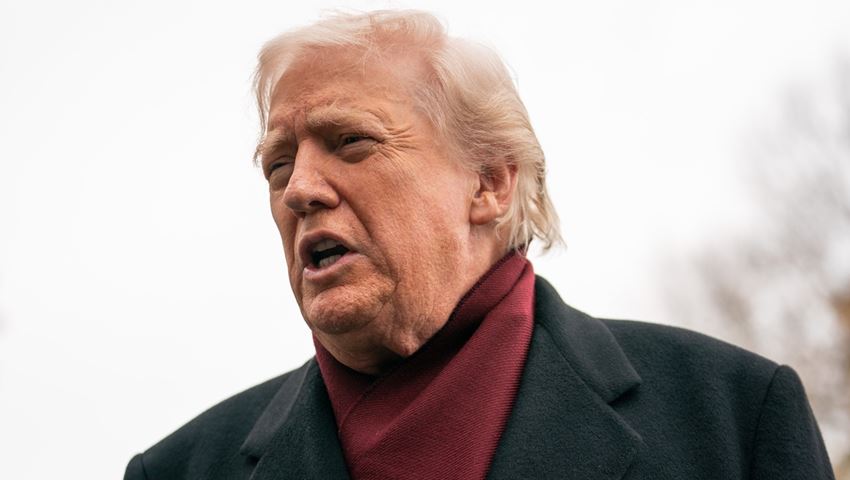 Ο Donald Trump εντείνει τον πόλεμο με τους δημοσιογράφους