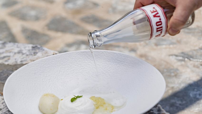 Από τους Πεύκους της Ρόδου στην Αθηναϊκή Ριβιέρα: Ένα εστιατόριο-διαμάντι σερβίρει για ένα βράδυ στη Γλυφάδα