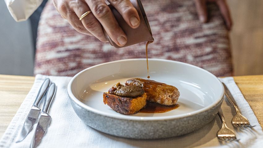 Το Pomo d’ Oro εντυπωσίασε την Αθηναϊκή Ριβιέρα με την πρωτότυπα κερκυραϊκή κουζίνα του