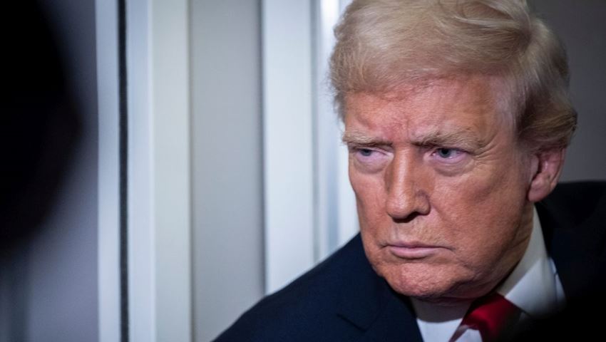 O Donald Trump ακύρωσε σχεδόν όλα τα εκτελεστικά διατάγματα του Joe Biden