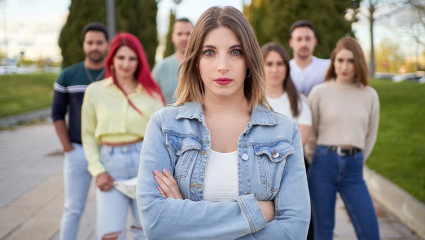 Οι λόγοι που η Gen Z δεν μπορεί να "σηκώσει κεφάλι"