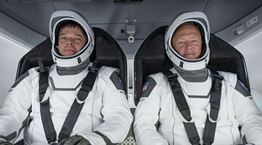 Η διαστημική κάψουλα της SpaceX επιστρέφει στη Γη