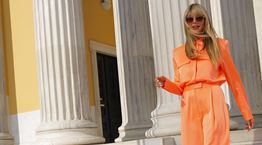 Σε άλλα νέα, η Heidi Klum περπάτησε ξυπόλητη στην Διονυσίου Αρεοπαγίτου