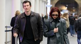 Ποιος είναι ο Callum Turner, ο αρραβωνιαστικός της Dua Lipa