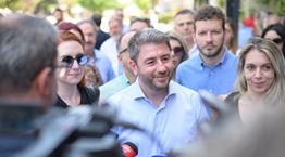 Aγνώριστος o Νίκος Ανδρουλάκης, με μακρύ μαλλί και κασκόλ του Παναθηναϊκού στα 19 του χρόνια