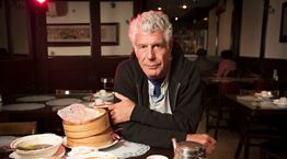 Στο τελευταίο του βιβλίο ο Anthony Bourdain έχει συνταγές για την κόρη του