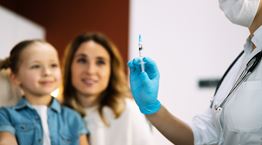 Πώς ένα εμβόλιο προστατεύει τα μέλη μιας οικογένειας