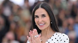 H Demi Moore μόλις προσγειώθηκε στους Παξούς