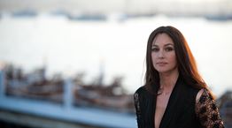 Monica Bellucci με σούπερ μίνι και βαθύ ντεκολτέ, αξία ανεκτίμητη