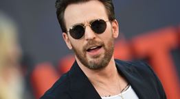 Ο Chris Evans 'ψηφίζει' κοστούμι με φανελάκι