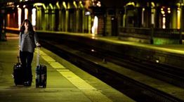 Η βαλίτσα που φορτίζει smartphone και laptop εν κινήσει