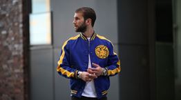 Φορώντας το μάλλον πιο δημοφιλές jacket της άνοιξης