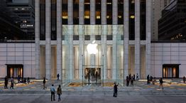 Το θρυλικό κατάστημα της Apple στη Νέα Υόρκη άνοιξε ξανά τις πύλες του