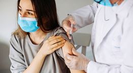 Γιατί οι γυναίκες εμφανίζουν συχνότερα παρενέργειες μετά τον εμβολιασμό για κορονοϊό