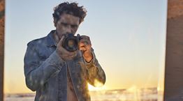 Ο Brooklyn Beckham μπροστά και πίσω από την κάμερα στη νέα καμπάνια της Pepe Jeans London