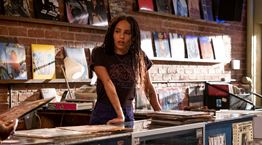 Η Zoë Kravitz ακούει Λένα Πλάτωνος στο τηλεοπτικό High Fidelity