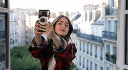 Ο Έλληνας που ντύνει τις πρωταγωνίστριες του Emily in Paris