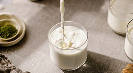 Κάποια ροφήματα μας ενυδατώνουν περισσότερο από το νερό, σύμφωνα με την επιστήμη